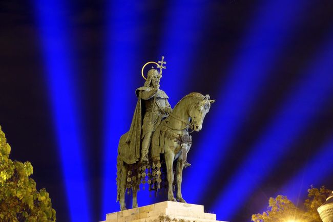 a Szent István lovasszobor mögött