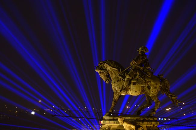 a Várból a Savoyai szobor felől